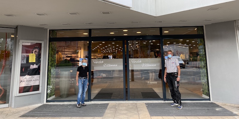 Barrierefrei und kontaktlos: Kaufhaus Schwager modernisiert Haupteingang