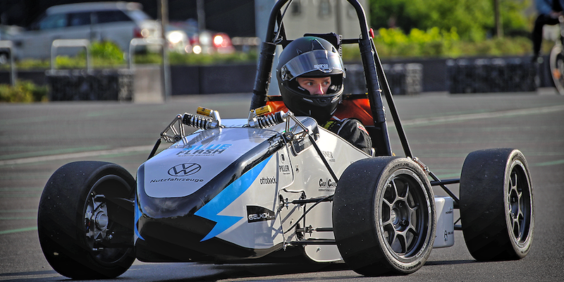 Formula-Student-Team Blue Flash der HAWK präsentiert neuestes Rennfahrzeug im digitalen Roll-Out 