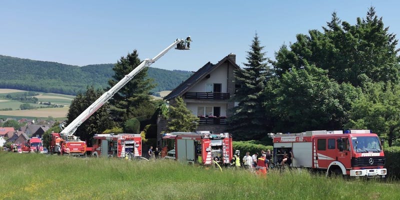Dachstuhlbrand in Eschershausen: 70 Feuerwehrkräfte im Einsatz 