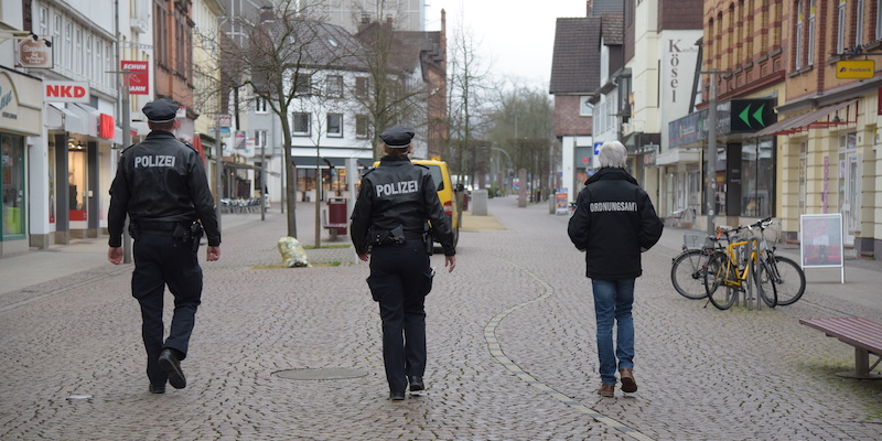 Schließungen und Versammlungsverbote: Polizei und Ordnungsämter kontrollieren