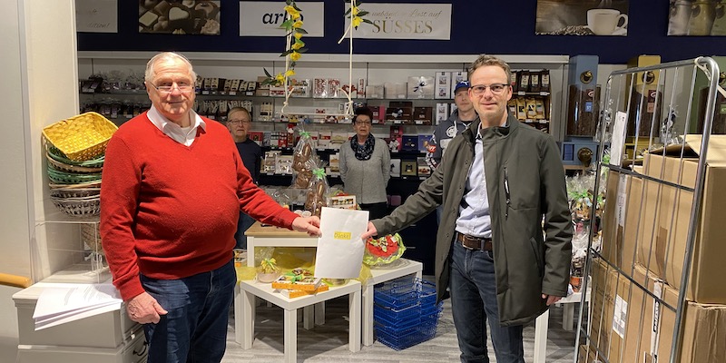 Kaufhaus Schwager spendet Ostersüßwaren an die Holzmindener Tafel