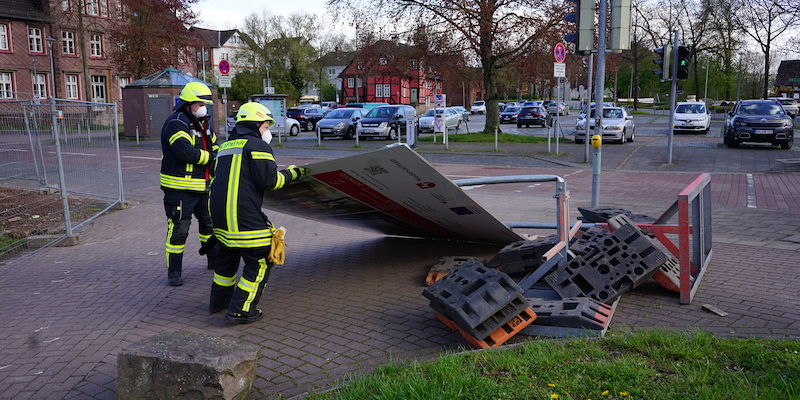 Durch Sturm abgeknickt: Sensoria-Schild sorgt für Feuerwehreinsatz