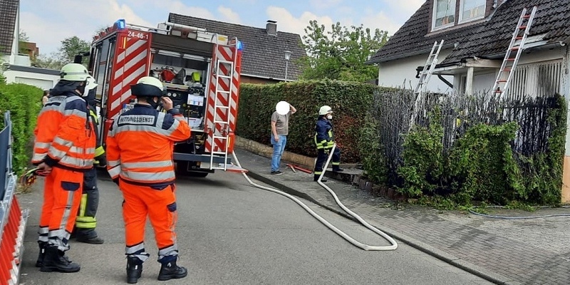 Hecke gerät in Brand und zieht Wohnhaus in Mitleidenschaft