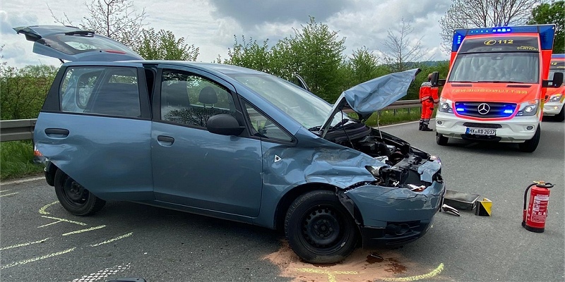 Verkehrsunfall auf der B64 – Vier verunfallte Personen