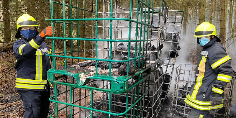 Gitterboxen mit Brennholz in Vollbrand: 80 Feuerwehrkräfte in Silberborn im Einsatz