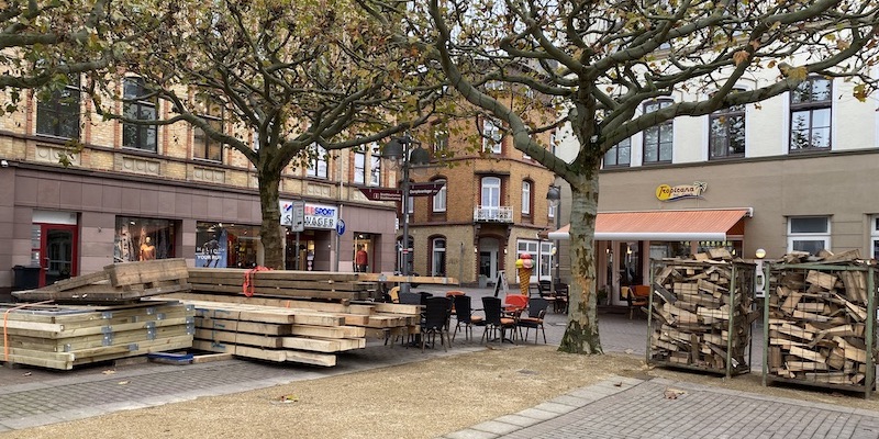 Die ersten Baustoffe warten schon auf dem Marktplatz. Foto: Brümmer