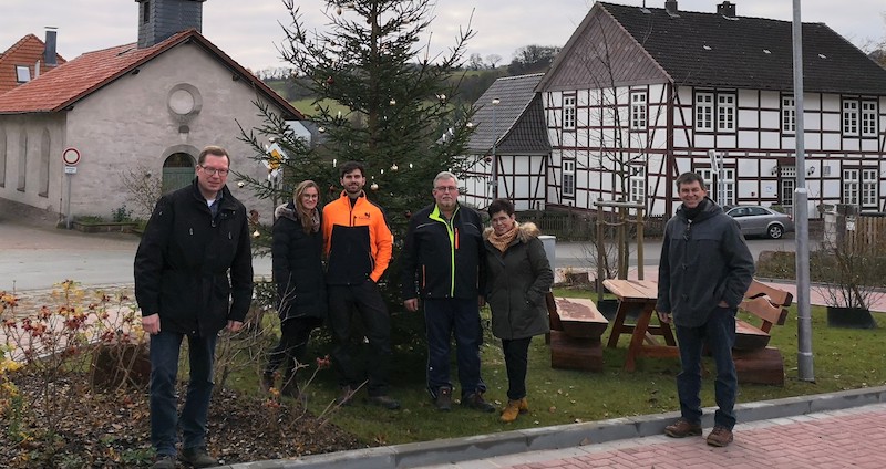 Forstunternehmen Grewe spendet Weihnachtsbäume: Mit Herz und Hand für die Dorfgemeinschaft