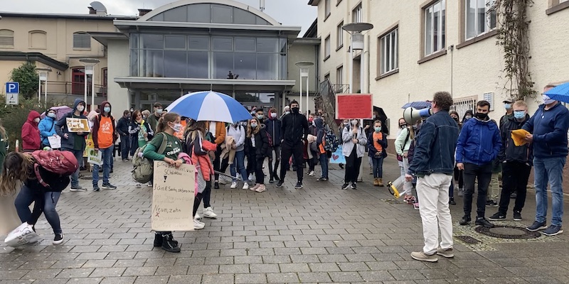 Rund 200 Schüler der OBS Delligsen demonstrieren vor Bildungsausschuss in Holzminden