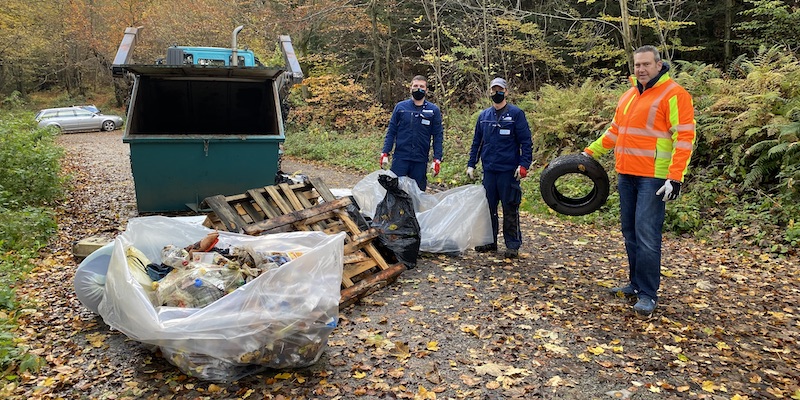 Illegale Müllentsorgung: Firma Heine säubert Parkplatz bei Mühlenberg