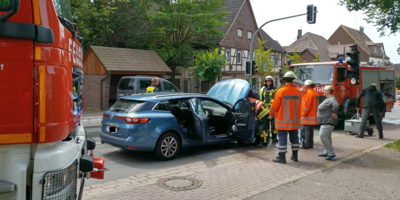 Plötzlich an der roten Ampel: Motor qualmt, Feuerwehr muss ausrücken - Ursache schnell gefunden