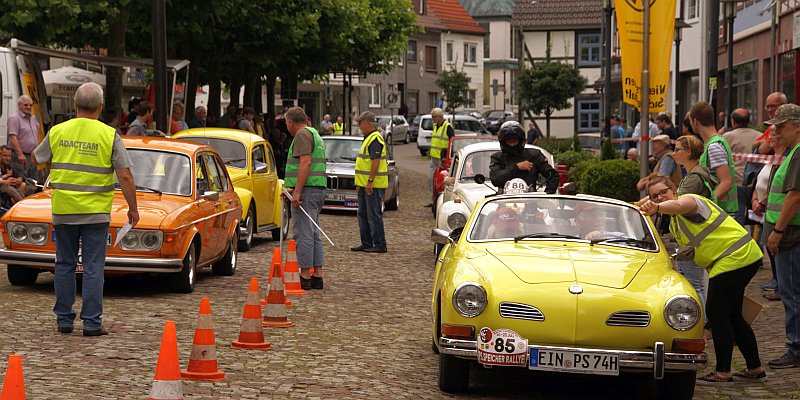 124 alte „Schätzchen“ rollen über den Stadtoldendorfer Marktplatz [mit Bildergalerie]