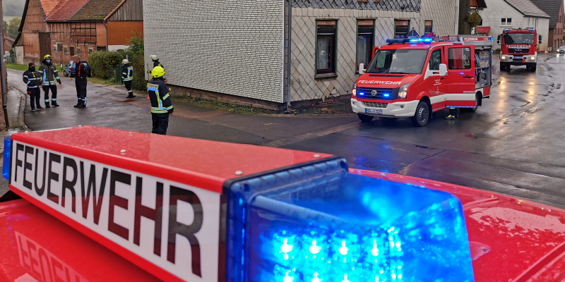 Verunreinigungen durch Ölfilm auf der Lennetalstraße in Lenne