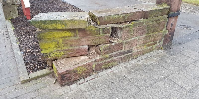 Fahrerflucht: Gegen Mauer in der Allersheimer Straße gefahren und geflüchtet