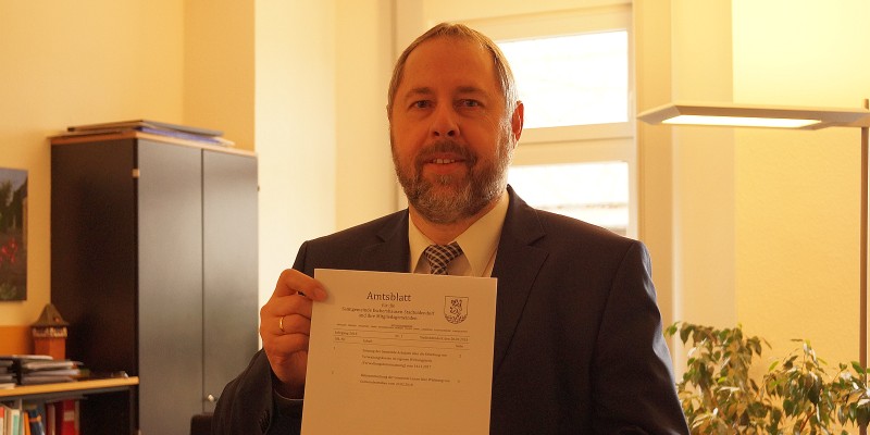 Samtgemeindebürgermeister Wolfgang Anders präsentiert das erste Amtsblatt der Samtgemeinde, das nun herausgegeben wurde. Foto: Samtgemeinde