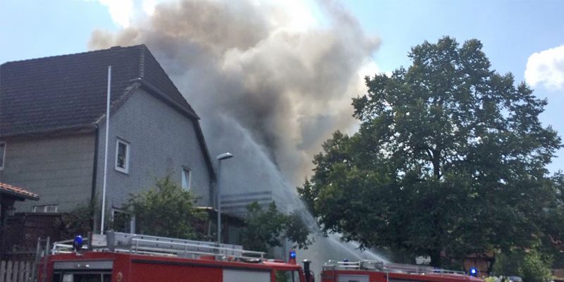 Update: Video ist online +++ Dachstuhlbrand in Tuchtfeld: Großaufgebot aktuell im Einsatz 