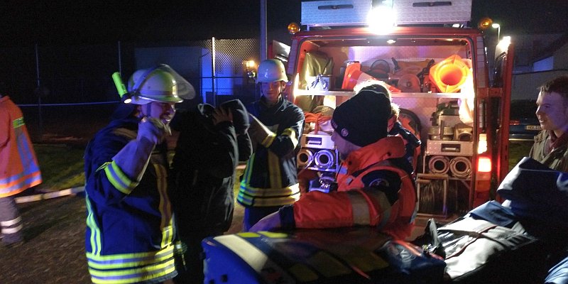 Verpuffung im Sportheim: Feuerwehr rettet vier Vermisste