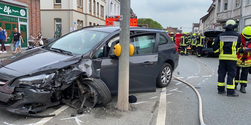 Schwerer Verkehrsunfall mit eingeklemmter Person: Haarmannplatz für den Verkehr gesperrt 