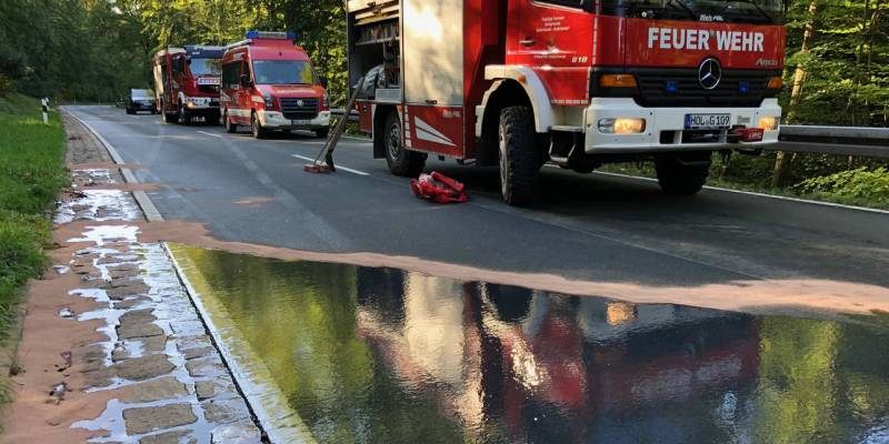 Feuerwehr muss Ölspur auf dem Ith beseitigen