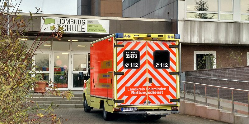 Schüler klemmt sich seinen Kopf in Turnhallenfenster ein