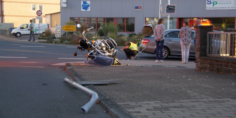 Motorradfahrer fährt ungebremst über Kreuzung und wird von Auto erfasst 