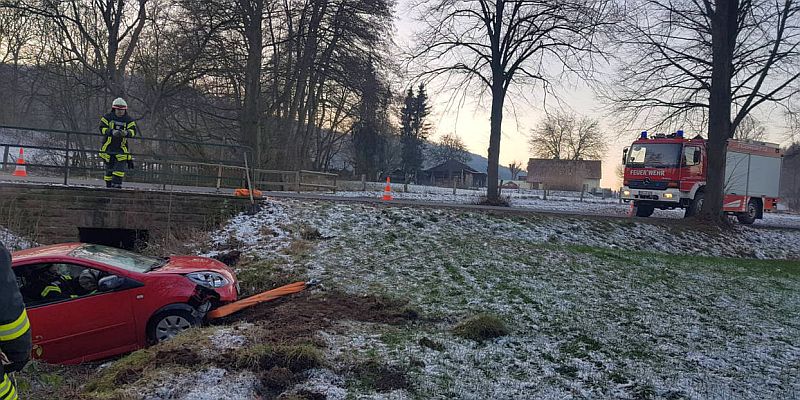 PKW in Graben: Verkehrsunfall auf der B64 bei Wickensen