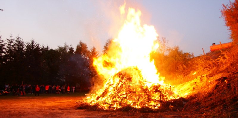 Frohe Ostern: Osterfeuer in der Samtgemeinde Eschershausen-Stadtoldendorf
