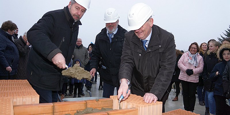 Grundsteinlegung: 150 Gemeindemitglieder bauen ihre eigene Kirche in Stadtoldendorf