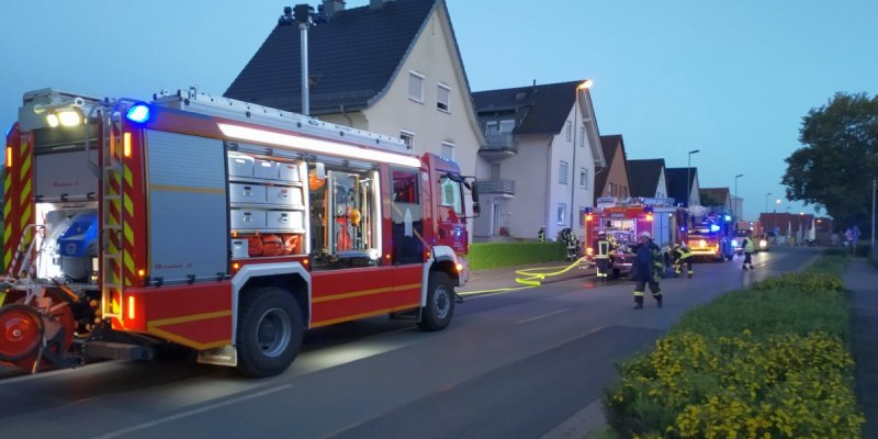 Pfanne auf Herd fängt Feuer: Großeinsatz für die Feuerwehr