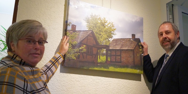 Bürgermeisterin Silke Hage (Holzen) und Samtgemeindebürgermeister Wolfgang Anders freuen sich über die zahlreich eingereichten Foto-Motive, hier ist beispielsweise das Backhaus in Holzen zu sehen Foto: rus